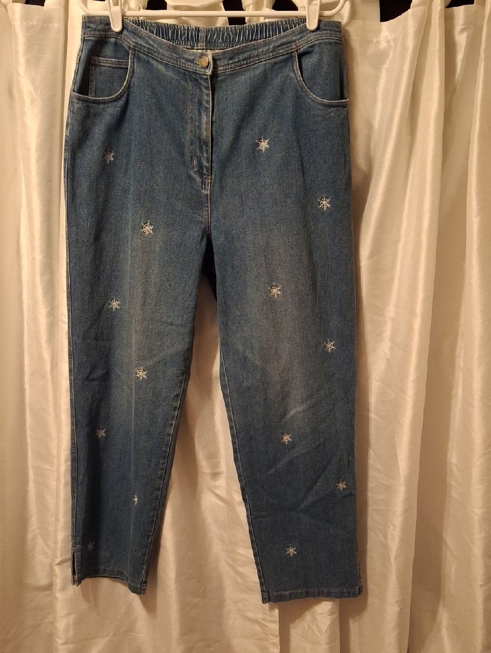 Quacker Factory Blue Denim  Jeans with Snowflake Embroidery